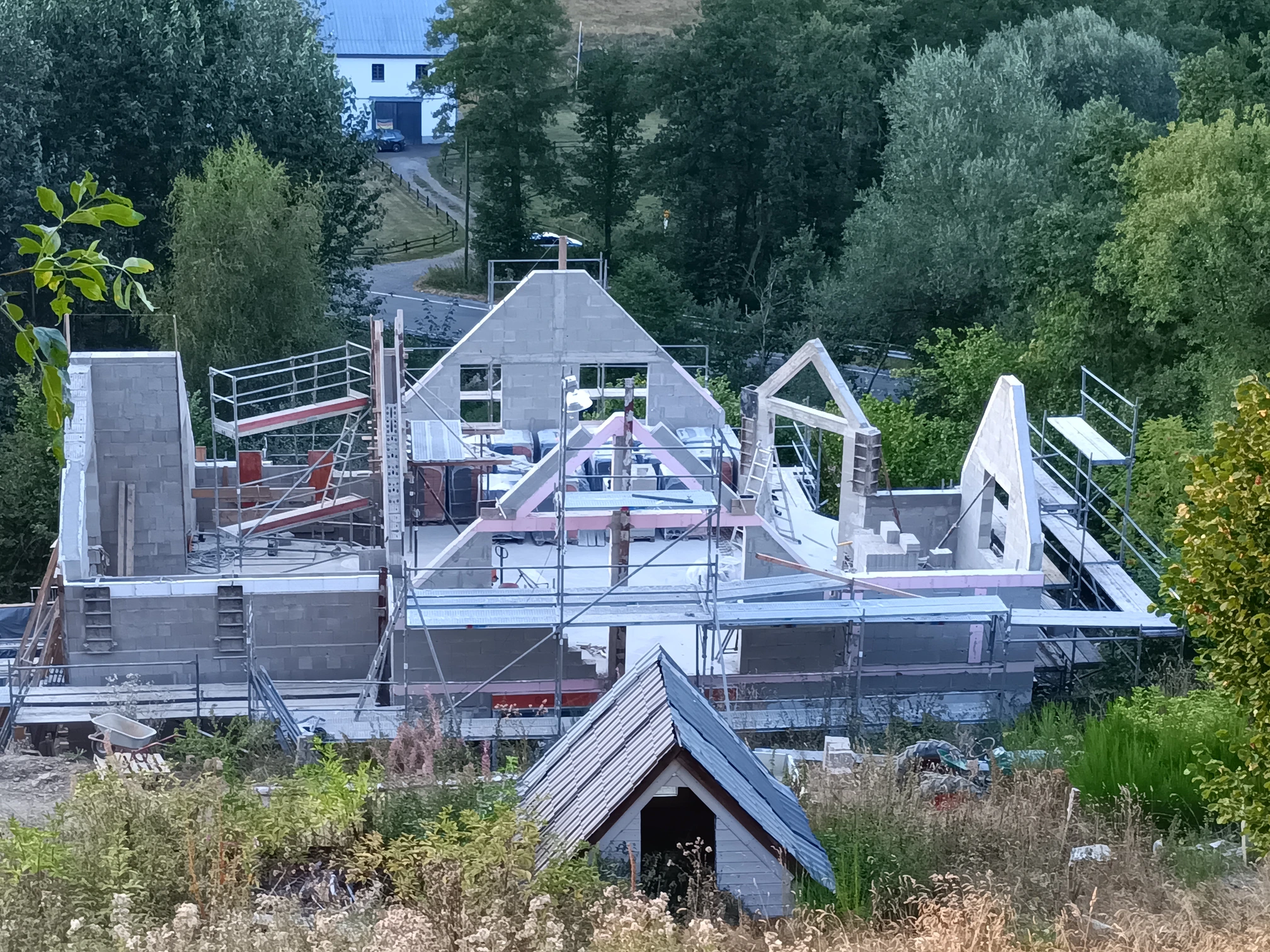 Abriss und Umbau mit ungewöhnlicher Dachform