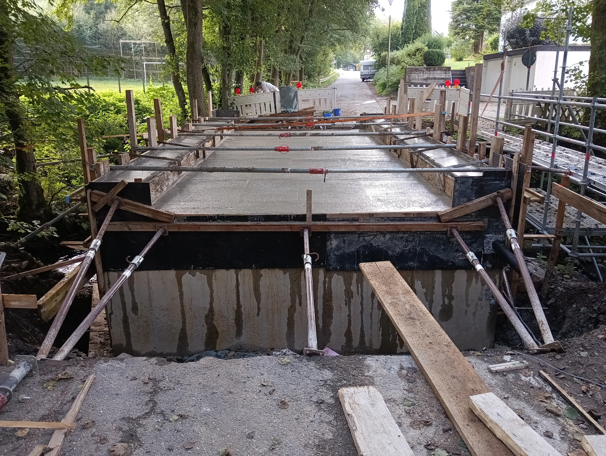 Kleine Betonbrücke zur Überquerung eines Flusses